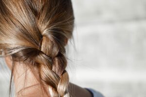 女性が顔痩せのためにむくみを取る効果的な方法は？